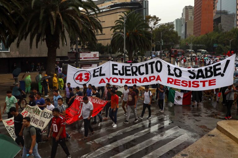 Acusa López Obrador campaña en contra del Ejército por caso Ayotzinapa