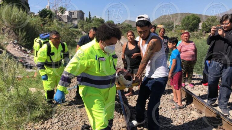 Discute con un sujeto y éste lo avienta a las vías de tren