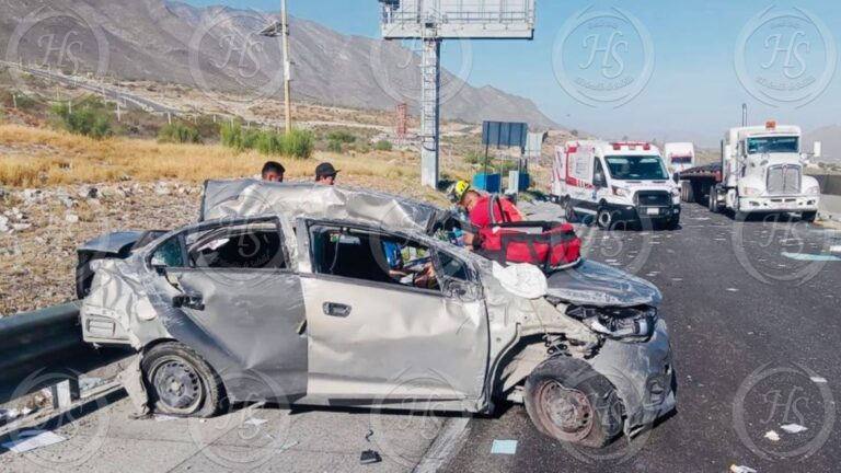 Dormita y vuelca sobre la autopista Saltillo-Monterrey