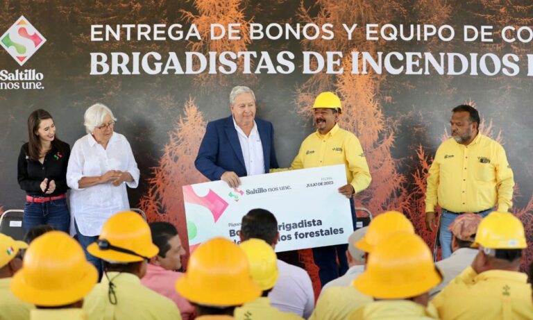 Equipa Chema Fraustro a combatientes de incendios forestales