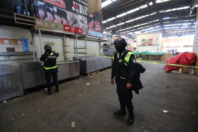 Grupo armado incendia Central de Abastos de Toluca