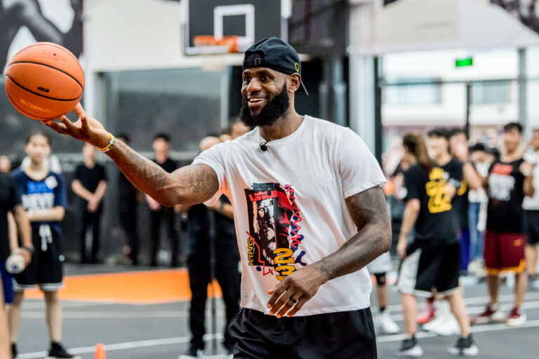 Hijo de LeBron James sufre un paro cardiaco en entrenamiento