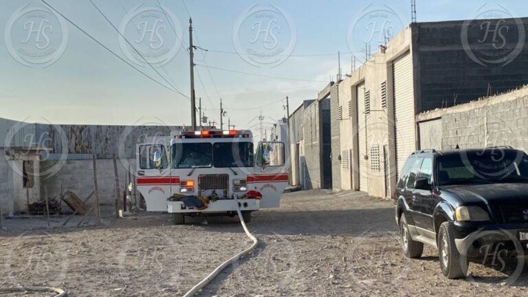 Incendio en bodegas con tarimas en Ramos Arizpe