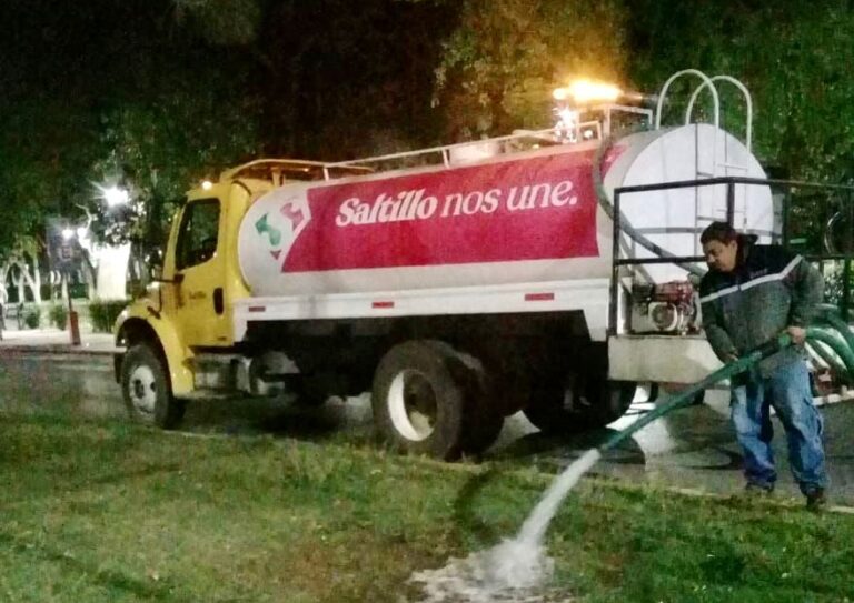 Intensifica Gobierno de Saltillo riego en áreas verdes de la ciudad