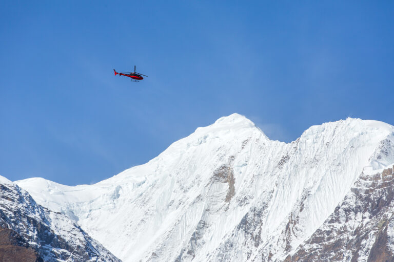 Mueren 5 turistas mexicanos al estrellarse su helicóptero en Nepal