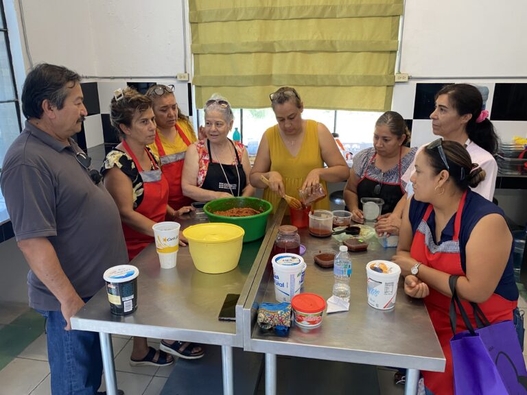 Mujeres aprovechan talleres de cocina en Centro de Creatividad y Emprendimiento 