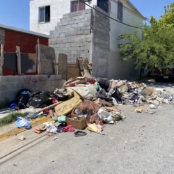 n ha acumulado gran cantidad de basura, misma que ha obstruido el paso peatonal en la banqueta del sector en mención.