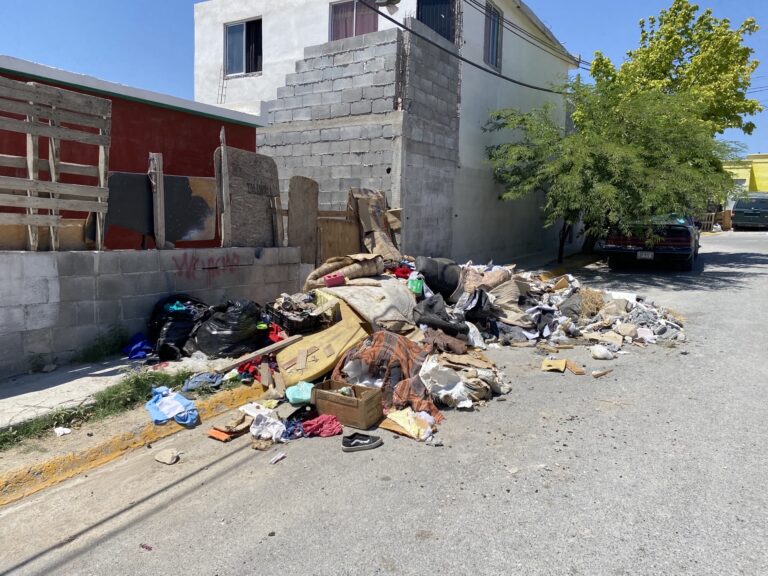 Convierten banquetas en basurero clandestino en la colonia Analco II 