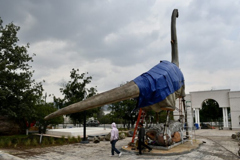 Nuevo dinosaurio llega a parque temático de Ramos Arizpe 