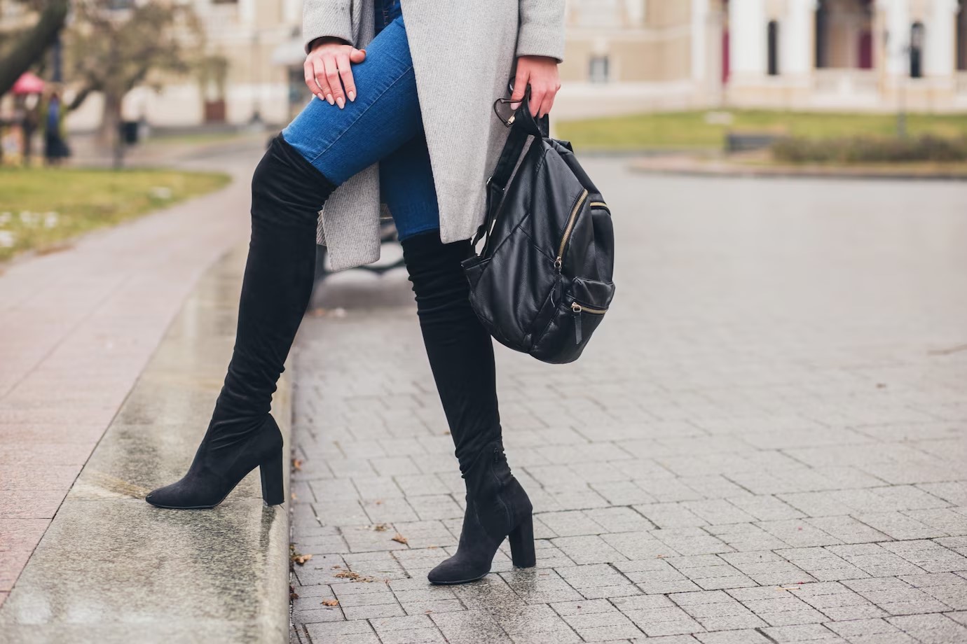 Look con botas negras de mujer para vestir con estilo