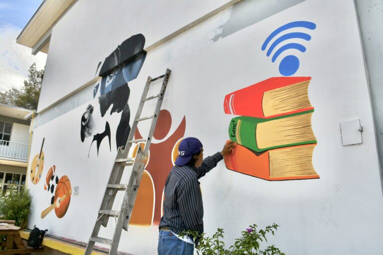 Plasman arte e identidad con primer mural en Ateneo Fuente Ramos Arizpe 