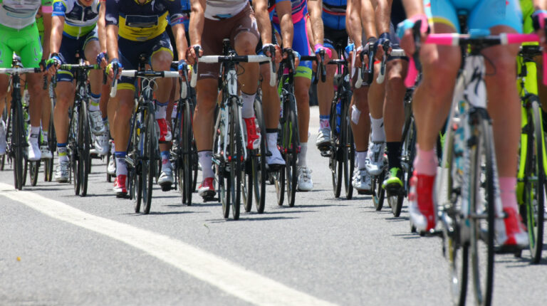 Prohíben a ciclistas transgénero participar en competencias femeninas