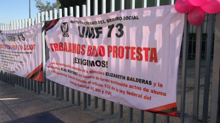 Protestan trabajadores de la UMF 73 del IMSS en Saltillo