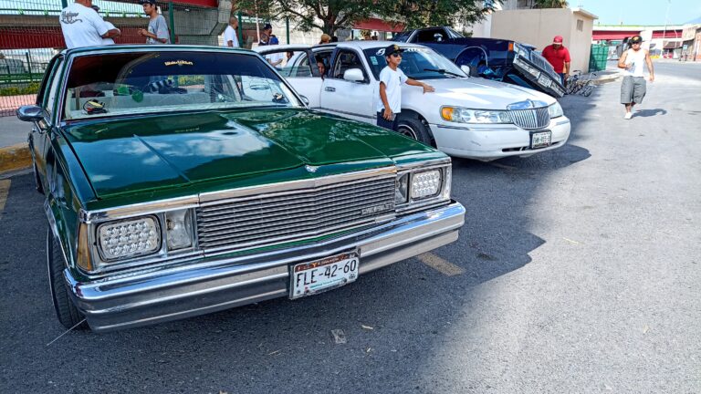 Realizan exposición de autos lowrider a beneficio de bebé saltillense con displasia broncopulmonar