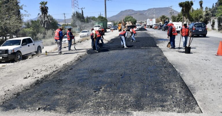 Reparan baches en un tramo de la carretera Los Pinos 