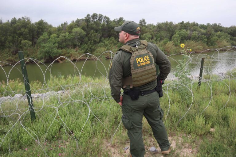 Revelan que agentes migratorios tienen la orden de empujar niños migrantes de regreso al Río Bravo