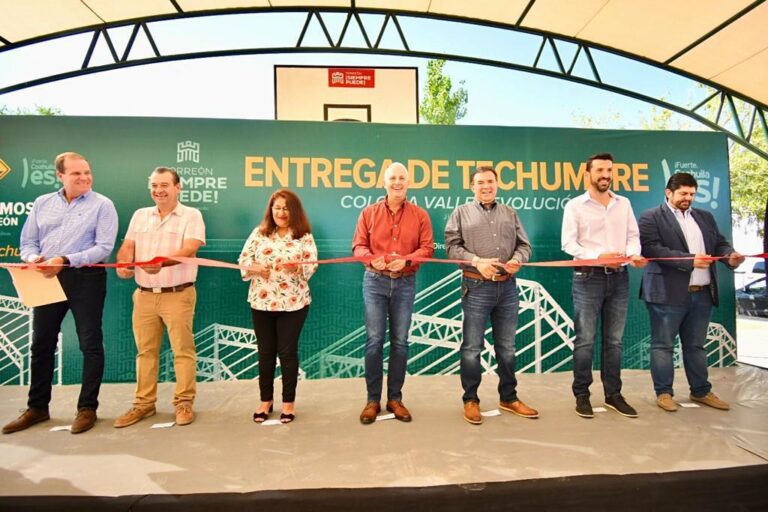 Román Cepeda entrega techumbre en colonia Valle Revolución, en Torreón