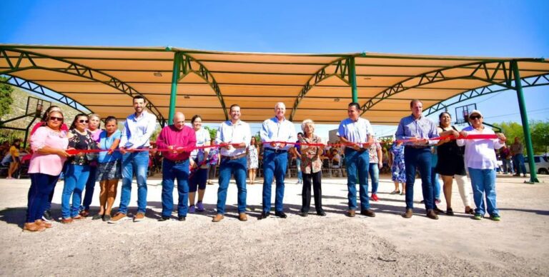 Román Cepeda entrega techumbre en la colonia Las Luisas en Torreón