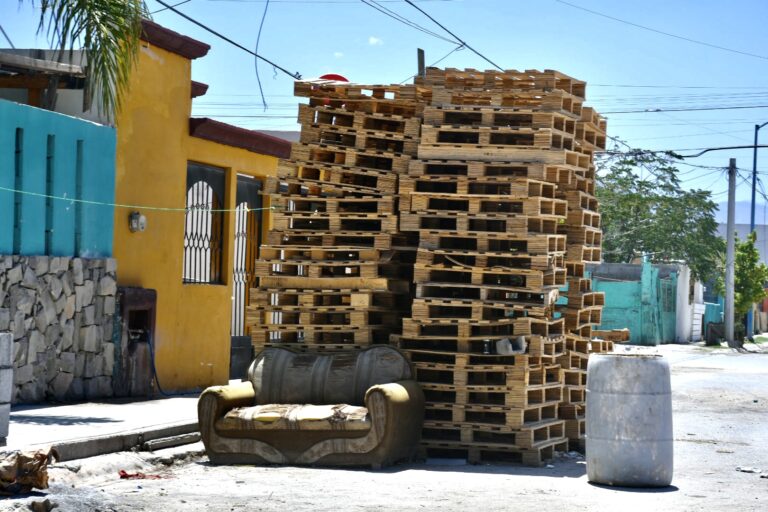 Vecinos en Jardines de Analco solicitan apoyo para retirar tarimas; obstruyen banqueta y calle