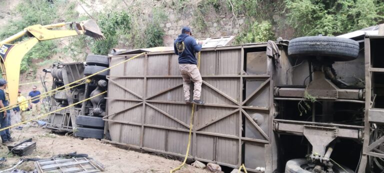 Volcadura de autobús en Oaxaca deja más de 20 muertos