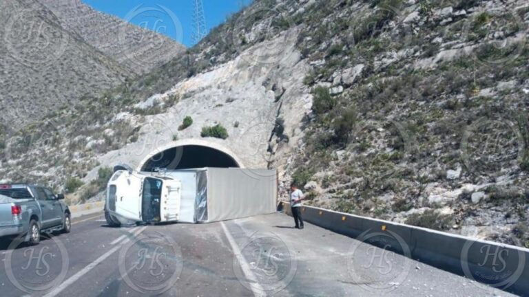 Vuelca camión de carga en Los Chorros