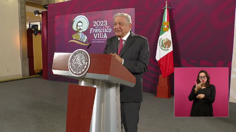 Dice AMLO que revisó libros y tienen menos errores que antes