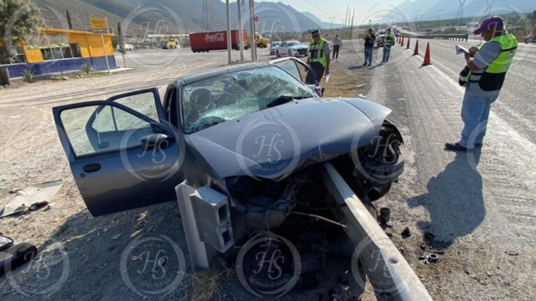 Choca contra barrera metálica en la Saltillo-Mty