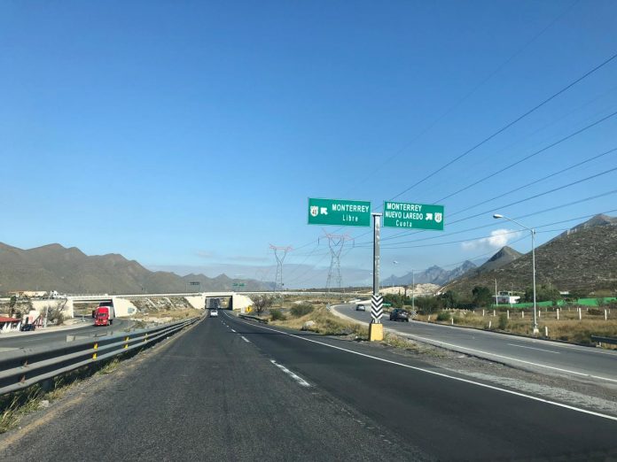 Hallan en carretera Sal-Mon a mujer asesinada