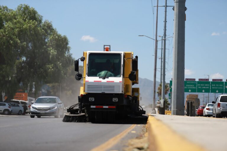 Luce Saltillo limpio gracias a cuadrillas y barredoras