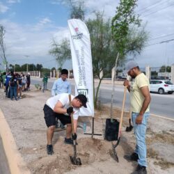 Plantan 70 árboles en calles aledañas al Bosque Urbano1