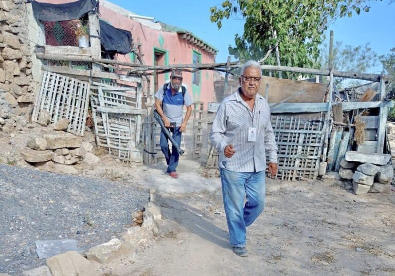 Previenen enfermedades con fumigación en viviendas de ejido Santa Rita del Muerto 