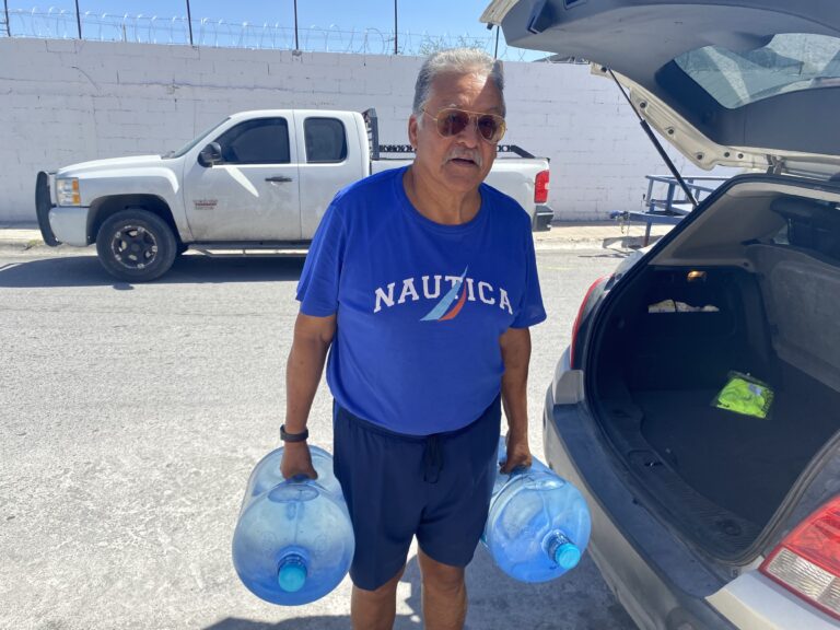 Recienten vecinos de La Esmeralda baja presión de agua; autoridades apoyan 