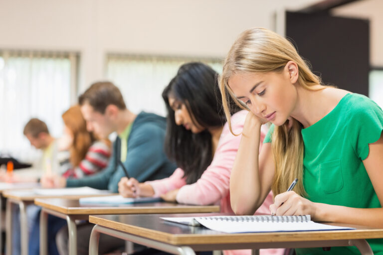 Regresan estudiantes de la UAdeC con problemas emocionales