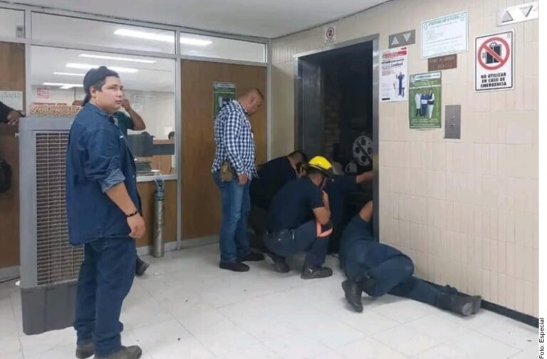 Rescatan a 7 de elevador en IMSS en Monclova