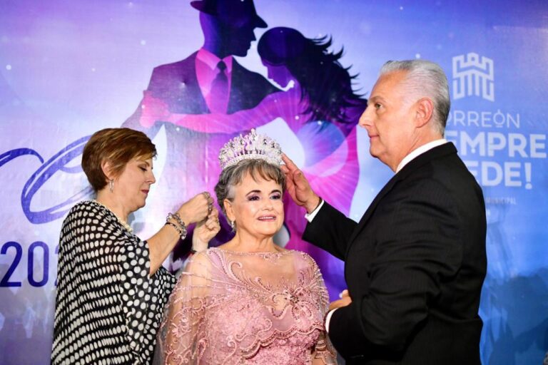 Alcalde Román Cepeda corona a la reina y a las princesas de los adultos mayores de Torreón