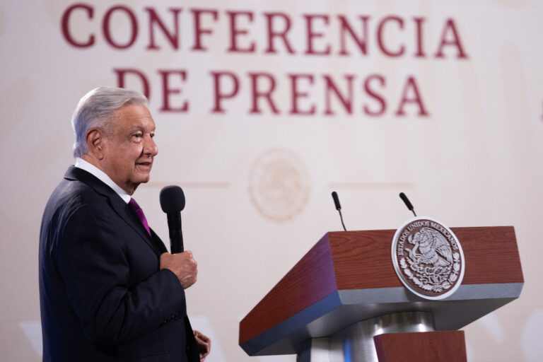 AMLO abre puerta a farmacéuticas para vender vacuna antiCovid; insiste en aplicación gratuita de Abdalá