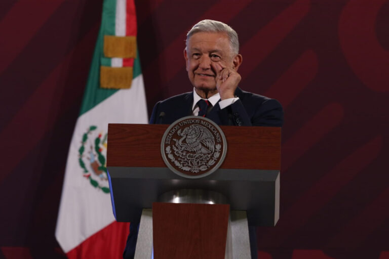 AMLO propone una “superfarmacia” para tener medicinas del mundo