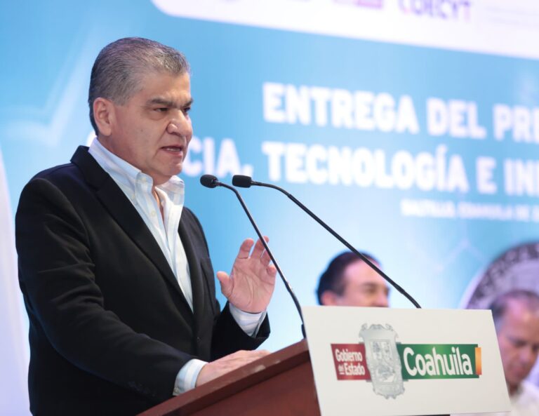 El gobernador Miguel Riquelme entrega el Premio Estatal de Ciencia, Tecnología e Innovación al doctor Víctor Adrián Santibáñez Dávila