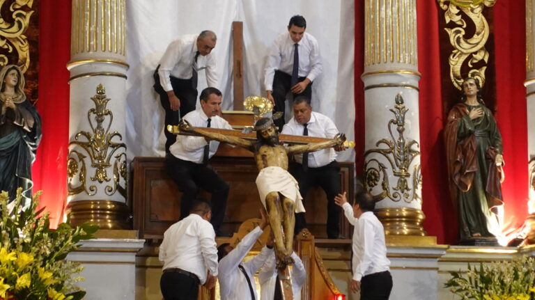 Concluye en Saltillo celebración en honor al Santo Cristo; regresa imagen a su capilla