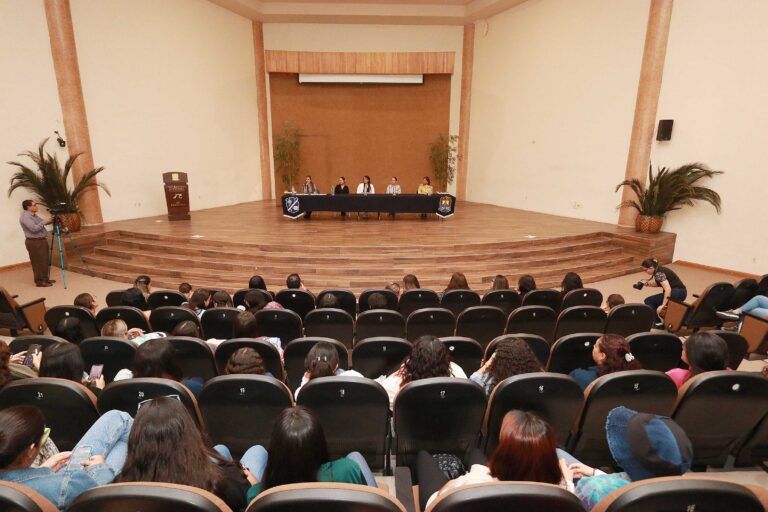 Conmemoran con panel en la UA de C el Día del Trabajador Social