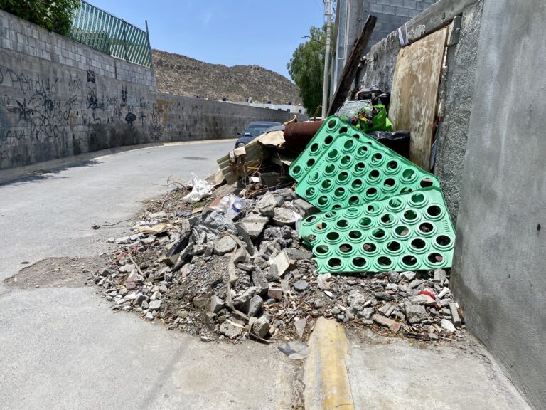 Convierten banquetas en basurero clandestino en la colonia Revolución Mexicana en Ramos Arizpe 