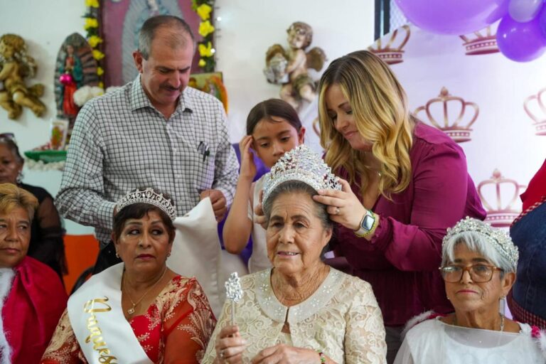 Corona Ana Lucía Cavazos a reina del Comedor Comunitario de la colonia Blanca Esthela en Ramos Arizpe