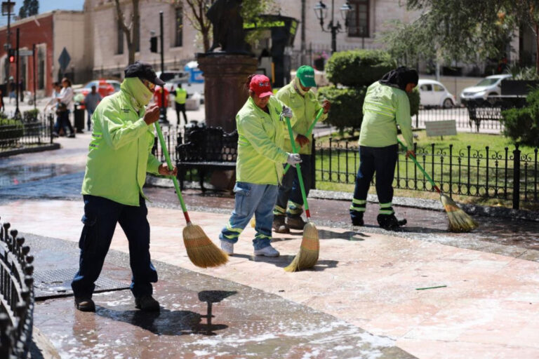 Dejan cuadrillas municipales limpia la Zona Centro de Saltillo tras festividades