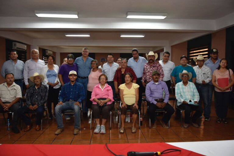 Firman escrituras 15 familias del ejido San Miguel, en Ramos Arizpe