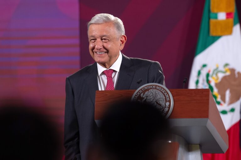 Gobernadores no pueden frenar distribución de libros de texto: AMLO