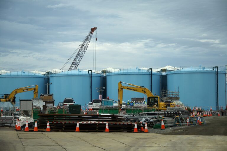 Japón comienza a liberar agua contaminada con material nuclear de Fukushima en el océano