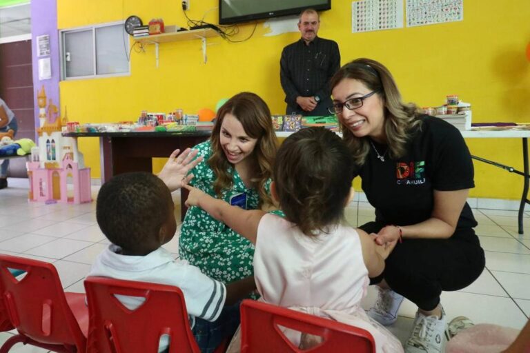 Lleva María Bárbara Cepeda útiles escolares a la Casa Cuna