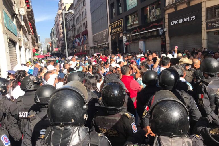 Médicos de la CDMX se enfrentan con policías en protesta rumbo a Palacio Nacional