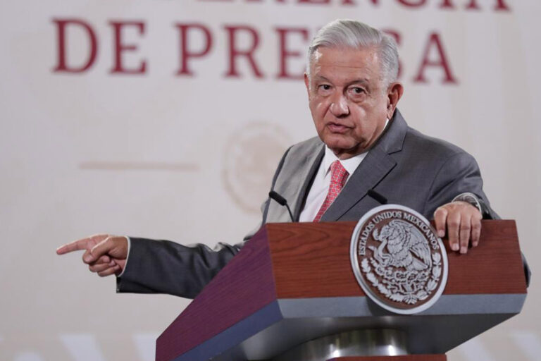 Rechazan libros por consigna, ni los han leído: López Obrador