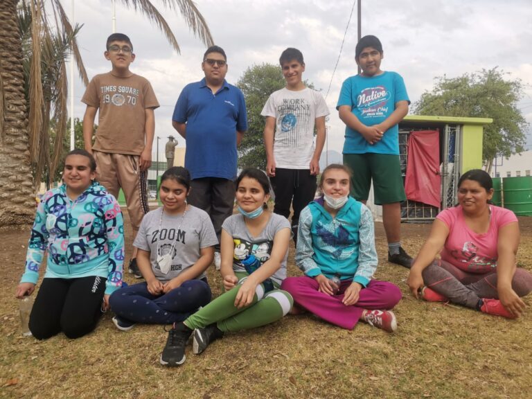 Requieren jóvenes con discapacidad visual donativos para representar a Coahuila en nacional de Goalball